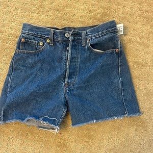 Size 28 Levi’s shorts that fit like a 25/26